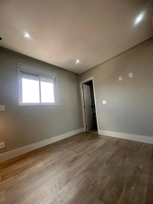 Segundo dormitório com piso laminado e janela