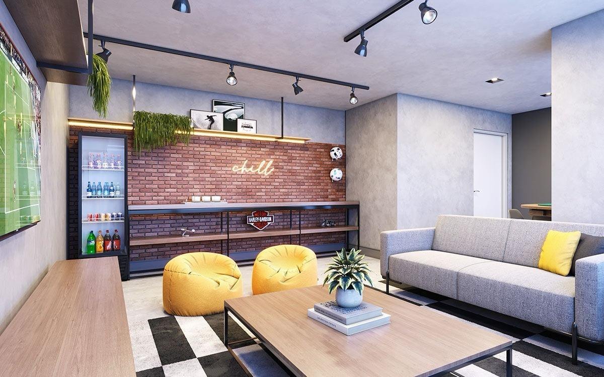 Espaço com sofá, pufes e frigobar