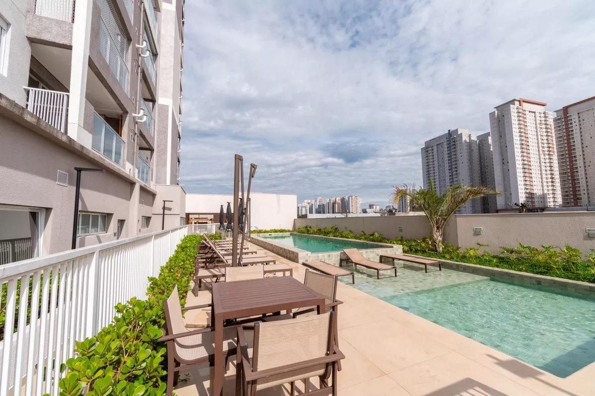 Foto real do deck da piscina com vista para Barueri
