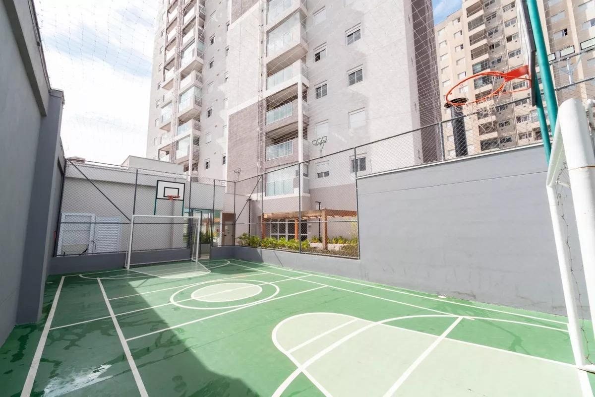 Quadra esportiva ao lado da torre